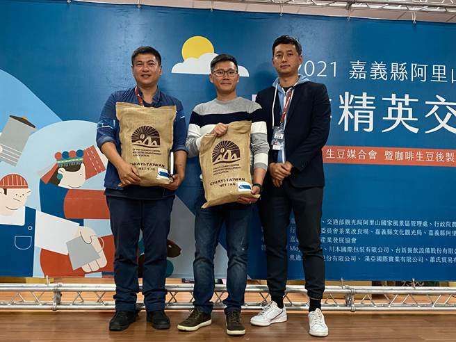 雄狮集团旗下欣食旅以1袋16万元标下蜜处理组特等奖柏香茗茶的生豆。（张亦惠摄）