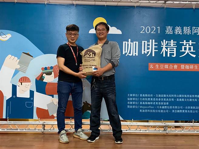 欧客佬以1袋16万元标下水洗组特等奖青叶咖啡庄园的生豆。（张亦惠摄）