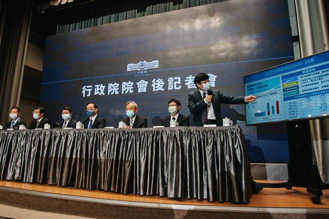 行政院院会后记者会29日在新闻中心举行，由政委兼发言人罗秉成（左四）主持，工程会副主委顏久荣（左一）、交通部长王国材（左二）、国防部副部长张哲平（左三）、劳动部次长王尚志（右二）、法务部次长陈明堂（右三）出席、卫生福利部疾病管制署长周志浩（右一）说明2019新型冠状病毒疾病（COVID-19）全球疫情概况。(郭吉铨摄)
