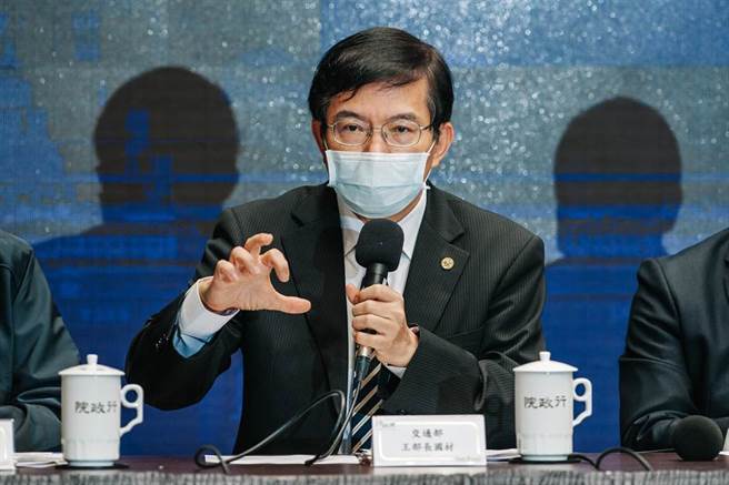 行政院院会后记者会29日在新闻中心举行，交通部长王国材（见图）说明，台铁将在三年内完成国营公司化，且员工相关福利、待遇不会减少。(郭吉铨摄)
