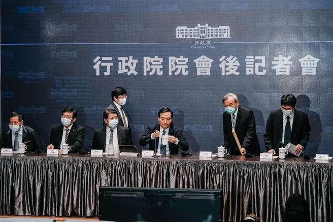 行政院院会后记者会29日在新闻中心举行，由政委兼发言人罗秉成（左四）主持，工程会副主委顏久荣(左起)、交通部长王国材、国防部副部长张哲平、法务部次长陈明堂、劳动部次长王尚志及疾管署署长周志浩（后）出席。(郭吉铨摄)

