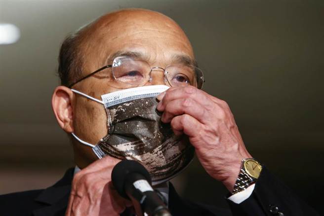 新冠肺炎本土病例不斷增加，行政院長蘇貞昌29日出席110年紀念五一勞動節暨全國模範勞工表揚典禮前受訪時，因戴口罩眼鏡起霧，他時時調整自己的口罩。受訪表示，他剛剛與衛福部長陳時中通電話，要求儘快把整個感染源都找出來，同時要把相關的作業都到位。（鄧博仁攝）
