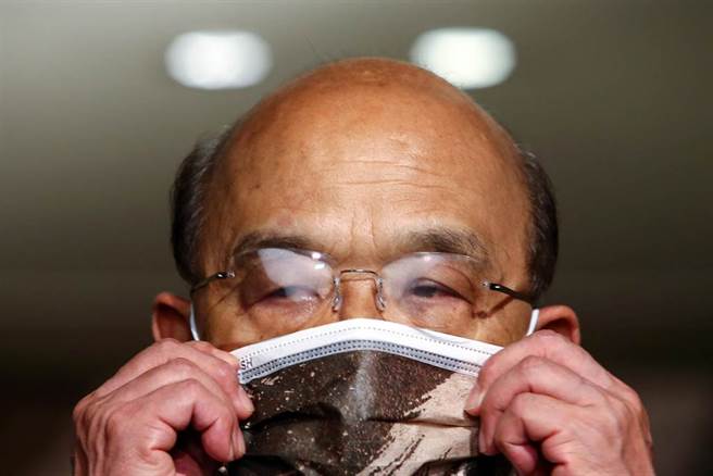 新冠肺炎本土病例不斷增加，行政院長蘇貞昌29日出席110年紀念五一勞動節暨全國模範勞工表揚典禮前受訪時，因戴口罩眼鏡起霧，他時時調整自己的口罩。受訪表示，他剛剛與衛福部長陳時中通電話，要求儘快把整個感染源都找出來，同時要把相關的作業都到位。（鄧博仁攝）
