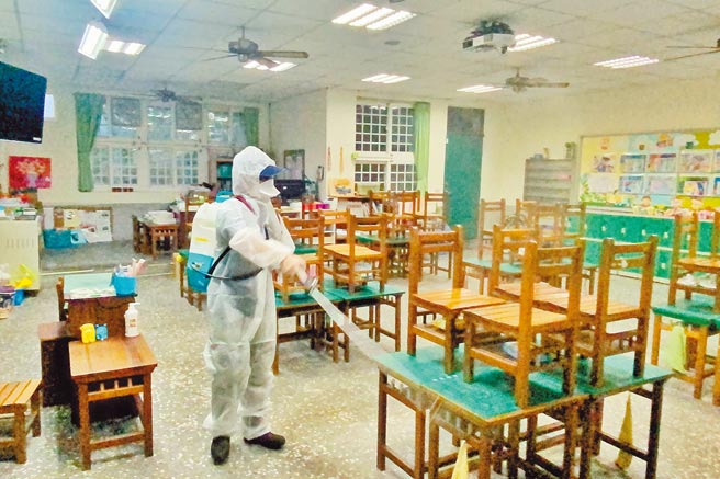 中央疫情指挥中心28日公布案1112活动足迹，案1112曾参与中埔国小乐龄学习课程，桃园市政府派员入校消毒，相关课程停课1周。（中央社）