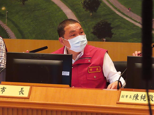 新北市长侯友宜吁中央资讯要尽快给地方、疫调要快、採减量更要扩大，才能面对事实。（叶德正摄）