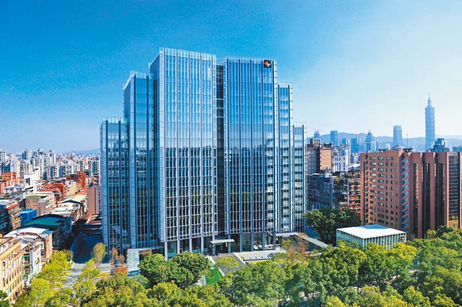 开发金控新大楼荣获「黄金级绿建筑标章证书」。（开发金提供）