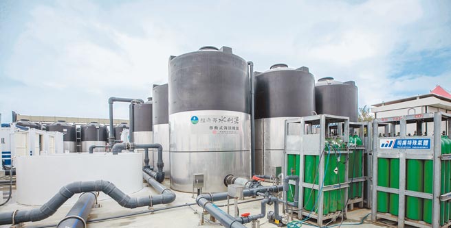 促参小组首次开会，将推动5大海水淡化厂受关注。图为移动式海水淡化机组。（总统府提供）