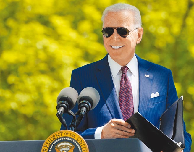 美国总统拜登29日入主白宫届满100天，他28日晚将前往国会山庄，发表上任后首次国会联席会议演说，昭告全民执政团队的政策方针，并为大规模政府支出方案寻求民意支持。（路透）