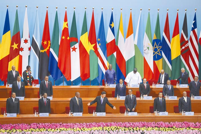 2018年9月间，中国邀请非洲多国领袖举行「中非合作论坛北京峰会」。图为中国国家主席习近平（中）与各国领袖出席北京人民大会堂的开幕式。美国国务卿布林27日提醒非洲国家要对中国保持警惕，特别是债务外交。（中新社资料照片）