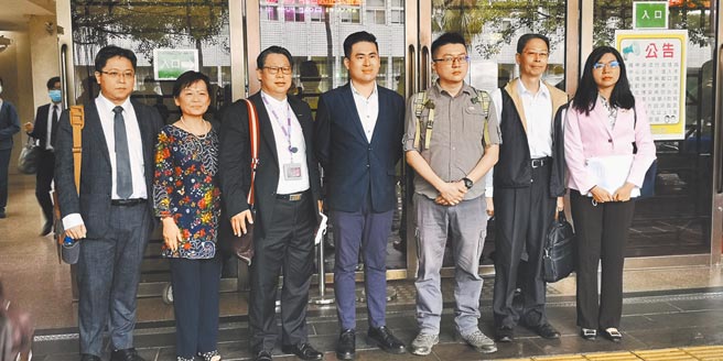 新黨青年軍王炳忠（中）、侯漢廷、林明正（右三）、王父王進步、陸生周泓旭，被控在台發展中共組織，涉嫌違反《國家安全法》，台北地院28日判5人均無罪。（黃捷攝）
