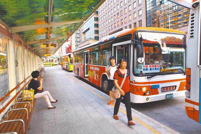 北市14家聯營公車、逾4300名司機的基本薪資從1萬6100元，調高至2萬4200元以上。（本報資料照片）