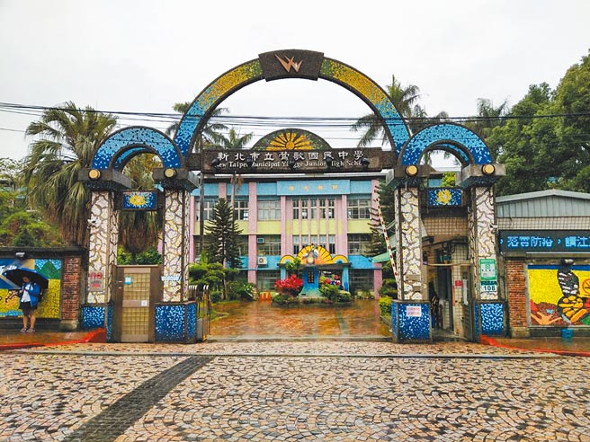 新北市莺歌国中建校74年，校舍内未设置电梯，近期有身障生欲入学就读，却被建议转学区，令家长感到气愤。（新北市教育局提供／蔡雯如新北传真）