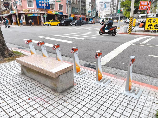 有民眾发现捷运石牌站的Youbike车柱竟被石椅挡住，无法置放单车，质疑市府验收时未善尽监督责任。（市议员陈建铭提供／黄婉婷台北传真）