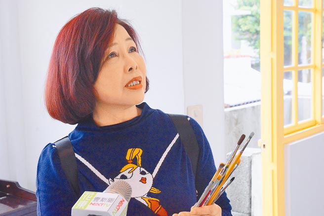 退休彩妆师李莲凤重拾小时候彩绘的兴趣，无师自通画出一幅又一幅美丽的作品。（王志伟摄）