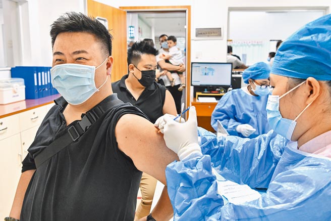 台胞在越秀区中医医院接种新冠疫苗。（中新社）