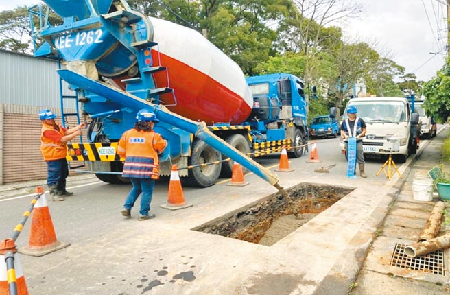 新北市去年成立智慧道路管理中心加强横向联繫，避免道路一挖再挖。（新北市工务局提供／叶德正新北传真）