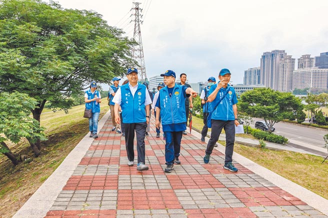 新竹縣頭前溪北堤高灘地將打造親子運動休憩新綠帶，縣長楊文科（左）率縣府團隊現地視察。（羅浚濱攝）