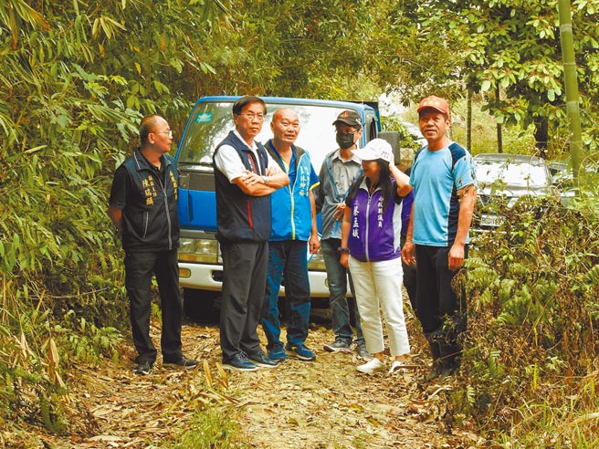 南投县长林明溱(左二)等一行人，28日会勘竹山秀林、大鞍两山区道路，要求工务处儘速发包施工改善。（南投县政府提供／陈世宗南投传真）