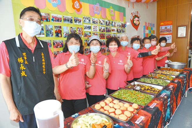 嘉義縣福龍長期照顧服務發展協會不但設立C級巷弄長照站，又申請縣府經費開辦老人食堂，讓長輩們1周有6天共食作伴。（嘉義縣政府提供／呂妍庭嘉義傳真）
