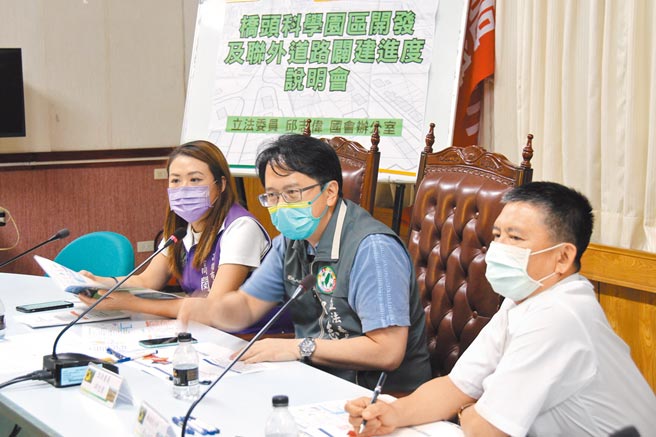 民进党立委邱志伟（中）日前举行桥科进度说明会，要求桥科设置匝道的研议由中央主导。（邱志伟服务处提供／林瑞益高雄传真）