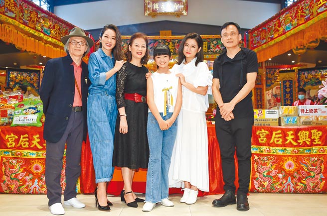 邓志鸿（左起）、高宇蓁、赫容、吴以涵、Selina、陈以文昨出席电影开镜记者会。（陈俊吉摄）