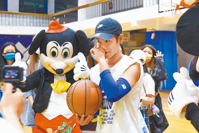 鼓鼓（右）看到队友与歌迷为他庆生，感动到落泪。（相信音乐提供）