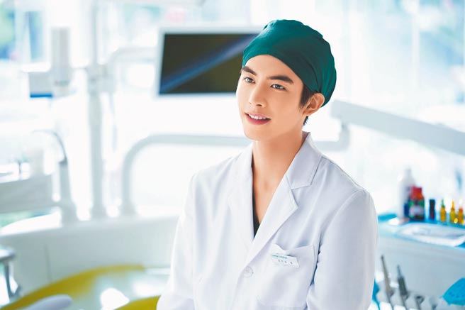 宋威龙在《以家人之名》为了怕看牙医的妹妹而选择当牙医。（中天娱乐台提供）