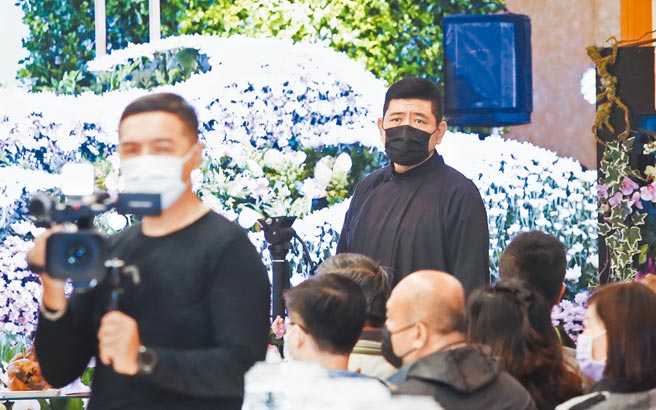 NONO在NO妈的告别式上一脸哀戚。（陈俊吉摄）