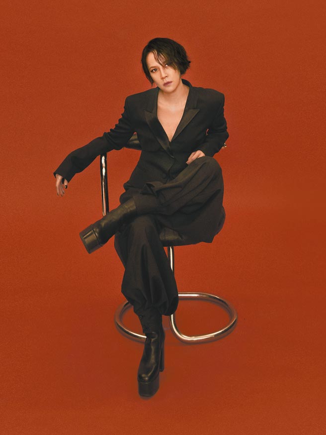 杨乃文拍摄「缪斯MUSE」演唱会主视觉，一举手一投足流露巨星风范。（亚神音乐提供）