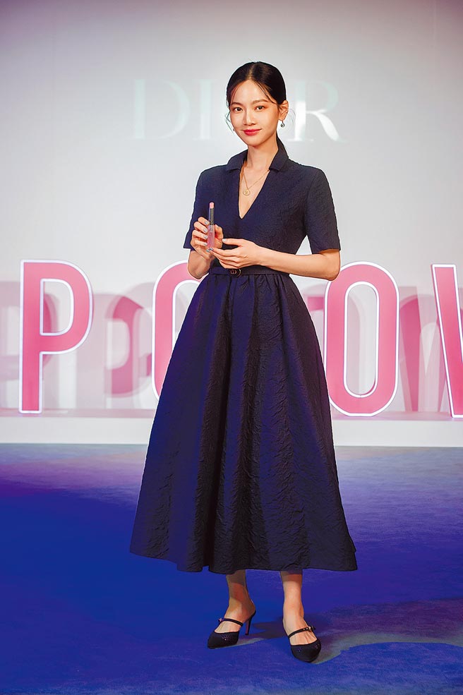 女星曾之乔最爱瘾诱粉漾润唇膏001婴儿粉、004蜜桃橘。（迪奥提供）