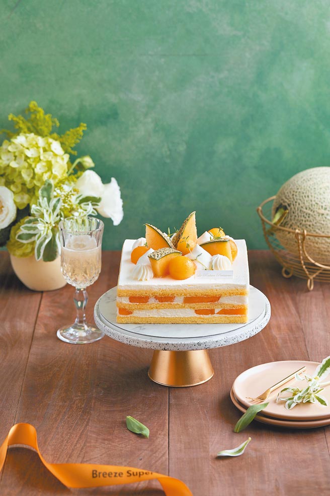 Breeze Super x 法朋「艾許鮮奶油哈密瓜蛋糕」6吋，2200元。（微風提供）