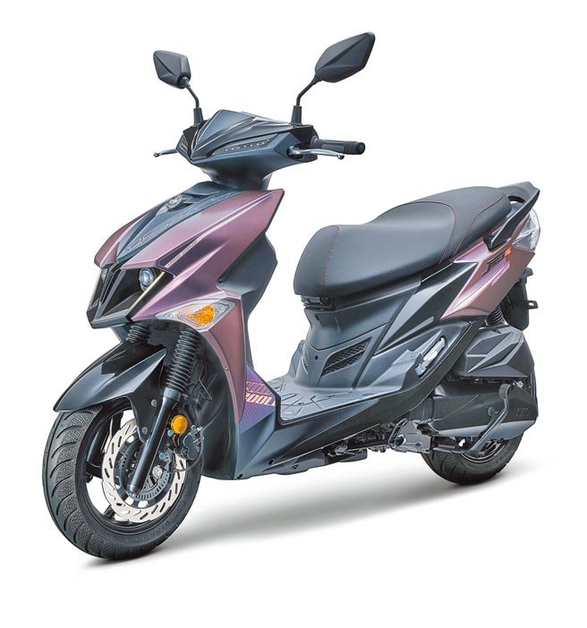 品牌去年推出JET SR即受到消费者喜爱而热销，今年再推出JET SL，不仅搭载同级对手最大动力输出（12.9ps/1.16kgm）的水冷引擎，还俱备同级机种中最短的1290mm轴距、最大左右倾角，满足消费者对性能的渴望。（SYM提供）