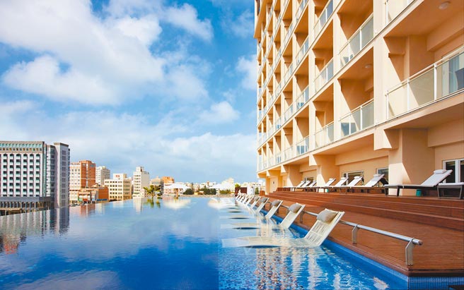 澎湖福朋喜来登酒店坐拥惬意港景，图为其无边际游泳池。（澎湖福朋喜来登酒店提供）