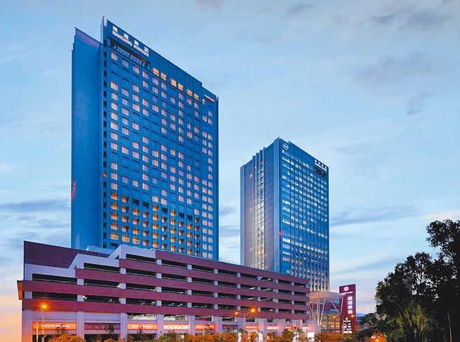 六福万怡酒店位于南港车站上方，坐拥交通便利之优势。（六福旅游集团提供）