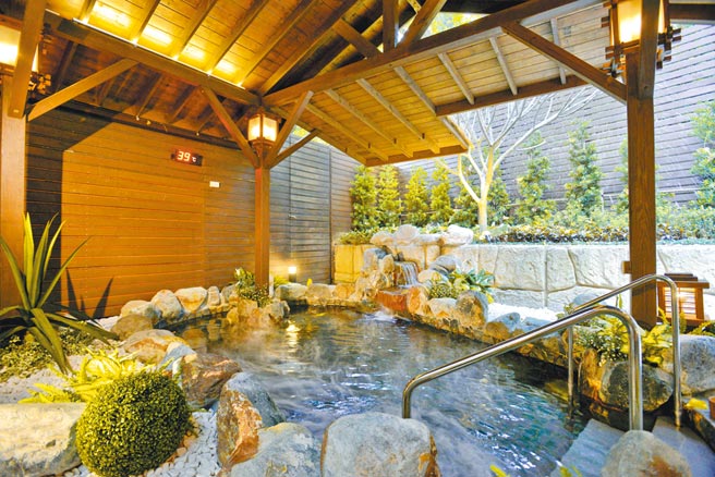 北投大地酒店之户外大眾风吕。（台北寒舍艾美酒店提供）