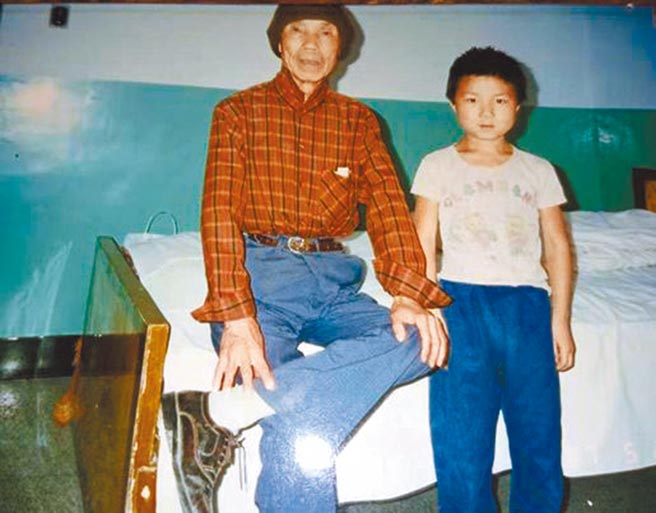 1997年5月周梦蝶与孙子周铁军。（作者提供）