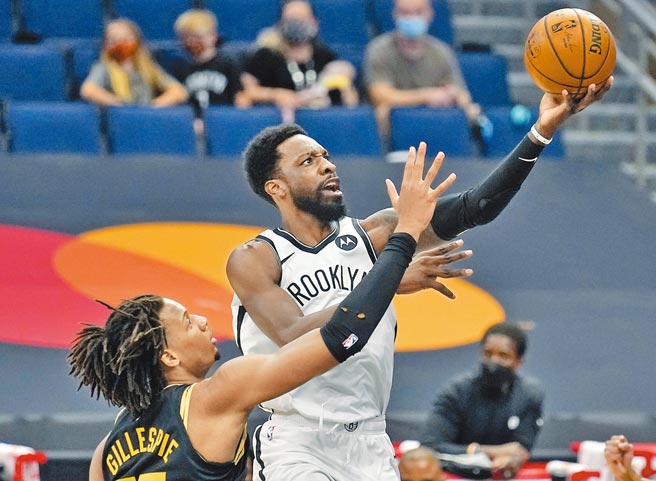 篮网前锋杰夫格林左手上篮放进2分。（美联社）