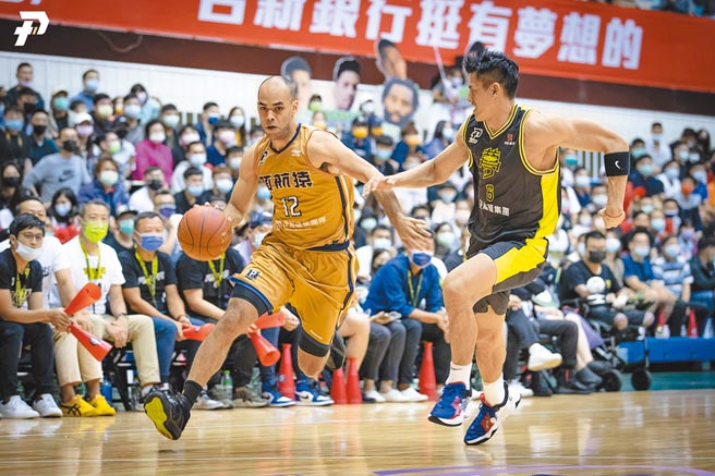 领航猿洋将乔登（左）带球突破，台新梦想家杨敬敏紧追在后。（PLG提供）