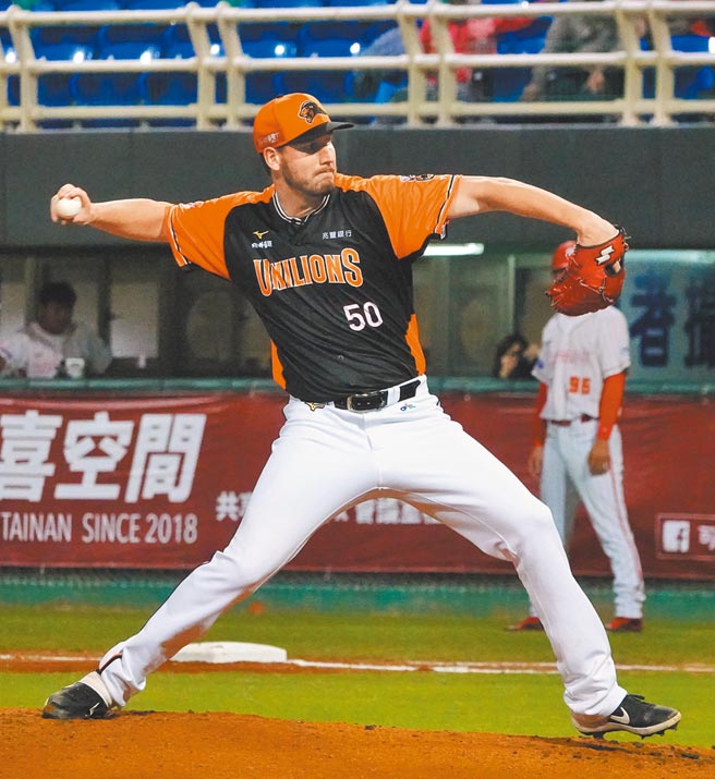 统一狮队先发投手布雷克主投6局失2分，好投表现让狮赢得对战味全龙8连胜。（毛琬婷摄）