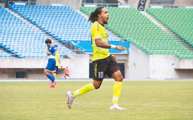 企甲足球联赛中油与南市台钢之战，台钢洋将马可成为本季首位上演「帽子戏法」的射脚，于进球后大吼庆祝。（中华足协提供）