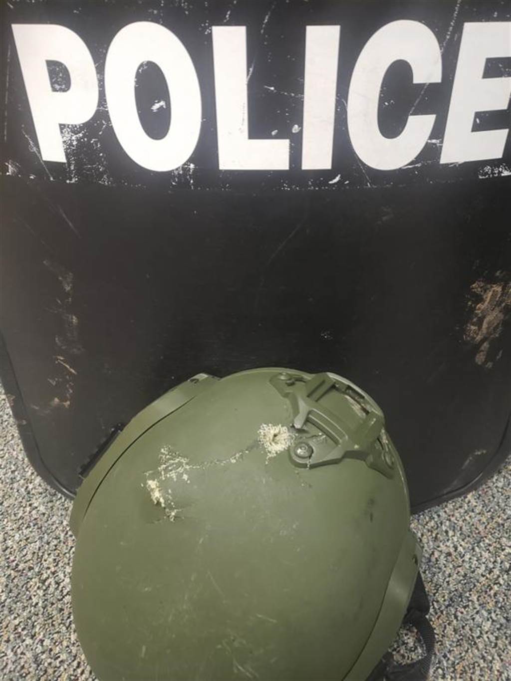 在交锋过程中，警方头盔也遭到子弹击中。图/美联社(photo:ChinaTimes)