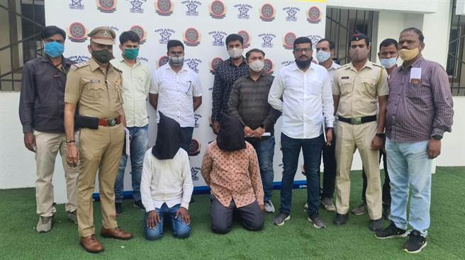 印度警方破獲製造假核酸檢測證明的犯罪集團，逮捕2名嫌犯。許多來自印度的旅客使用假核酸檢測證明，讓很多國家開始禁止印度旅客入境。（圖／Punekar News)