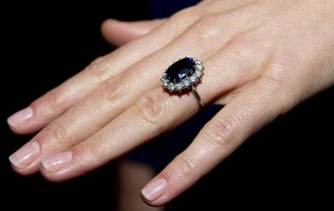El anillo de zafiro y diamantes es el accesorio icónico de la princesa Kate de Inglaterra.  Este anillo se ha transmitido de generación en generación y es el anillo de compromiso de la difunta princesa Diana.  (Foto de datos / TPG, imagen de Dazhi)