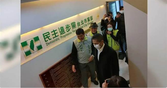 吴怡农登记参选北市党部主委时，身边只有3人陪同，其中2人就是赵氏家族赵映光和赵心瑜。(图／翻摄周刊王、宁其远摄)