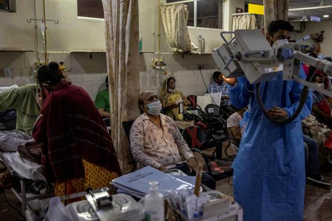 印度疫情爆發速度太快，醫療體系已近崩潰，許多印度富人想盡辦法逃至外國躲避疫情或尋求醫療，給各國帶來極大防疫壓力。圖為印度醫院的急診病房擠滿病患。（圖／路透）