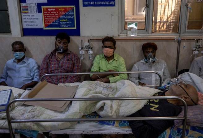 印度疫情大爆發，醫院內擠滿病患，卻缺乏足夠的醫療物資，其中氧氣短缺造成死亡人數暴增。（圖／路透）