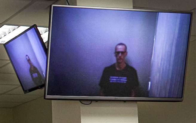 俄罗斯反对派领袖纳瓦尼（Alexei Navalny）今天在狱中透过视讯出庭，他看起来身形憔悴，但仍持反抗态度。这是他自上周结束绝食以来首次公开露面。(图/美联社)