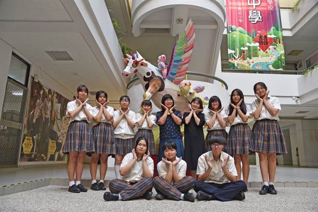 台南市光华高中推出「想飞」、「想入飞飞」两组花灯参赛，荣获传统灯艺高中职组及多媒材高中职组「优等」。（曹婷婷摄）