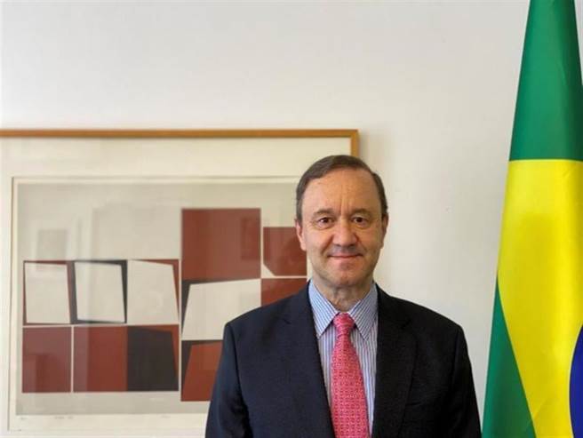 巴西驻中大使保罗．瓦莱指陆搞健康外交不是疫苗外交。图为瓦莱在4月12日在陆外交部湖北全球特别推介活动致词。（腾讯网）