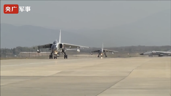 大陆南部战区海军航空兵，在南海海域展开大规模实兵对抗演练。取自央广军事